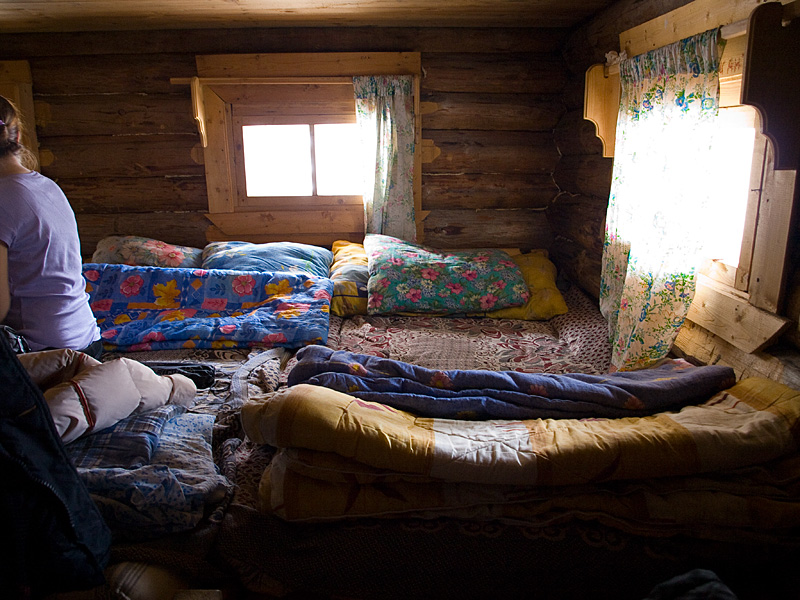 Вся остальная избушка, кроме небольшого пятачка перед печкой — практически одна большая многоспальная кровать. Морщихинская, Россия