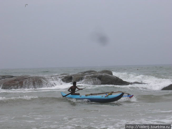 Этот парень, бросившийся для спасения, после того, как лодку бросило на камни, долго держался на воде, и, только, когда спасли наших девушек, к нему пришли на помощь. Бентота, Шри-Ланка