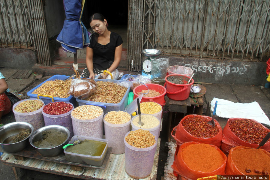 Улица - рынок Янгон, Мьянма