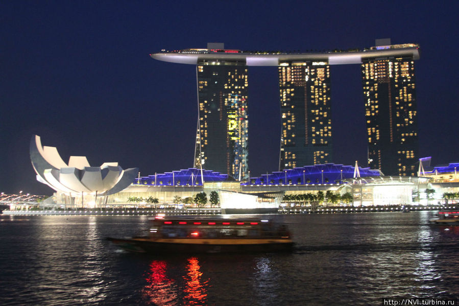 Ну и конечно же кульминация городской ночной картины — отель Марина Бэй Сэндс!!! Сингапур (город-государство)