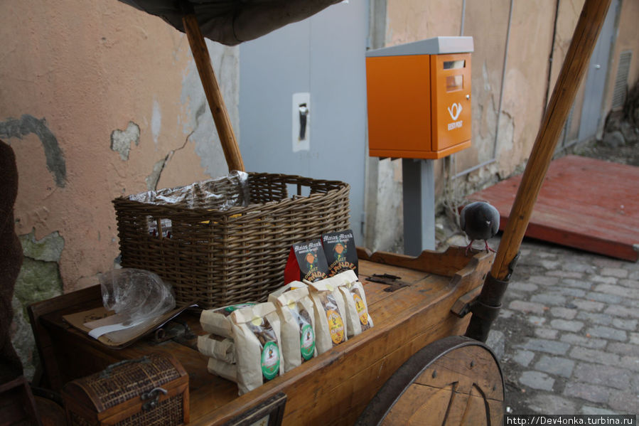 Эти вкусные орешки, продаются в Старом Городе буквально на каждом углу. Таллин, Эстония