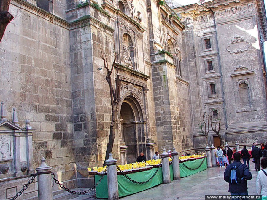 Площадь перед собором превращается в восточный рынок специй, чаев и сладостей. Гранада, Испания