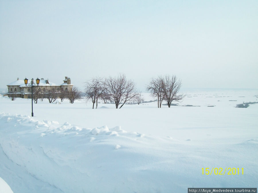 снега по грудь, расчищены только главные дороги... тротуары — протоптанные тропинки. Елабуга, Россия