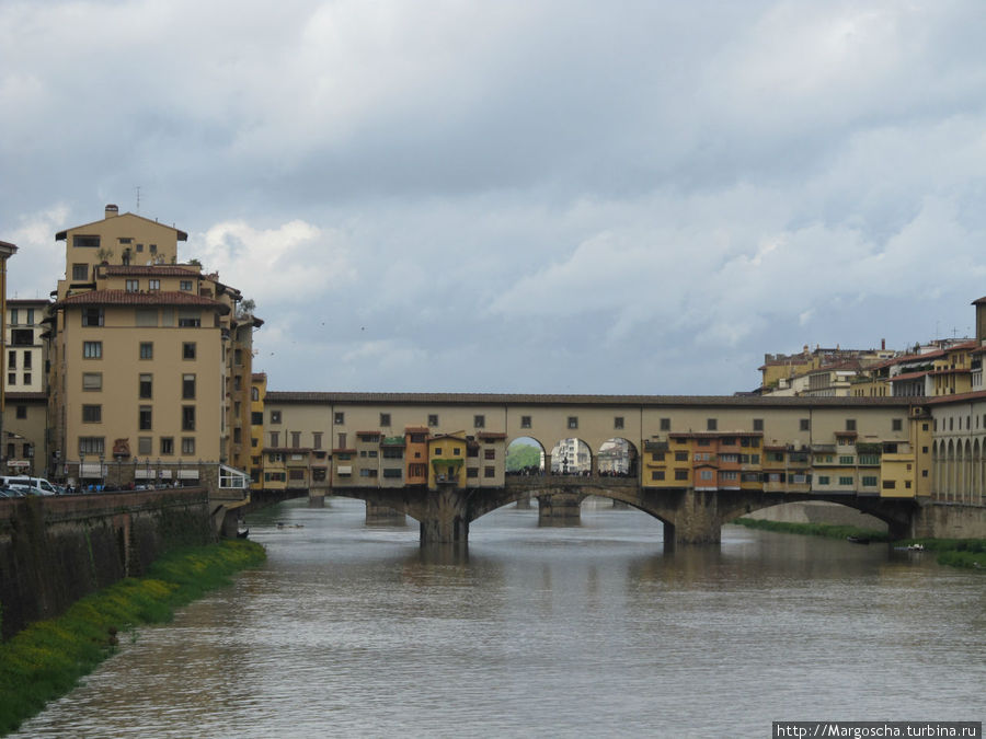 Знаменитый  Старый мост (Понте Веккью) во Флоренции. Флоренция, Италия