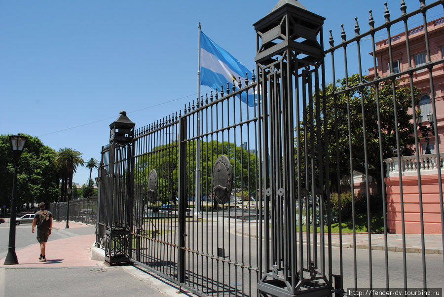 Еще один гигантский флаг на территории дворца. Флаги здесь очень любят Буэнос-Айрес, Аргентина
