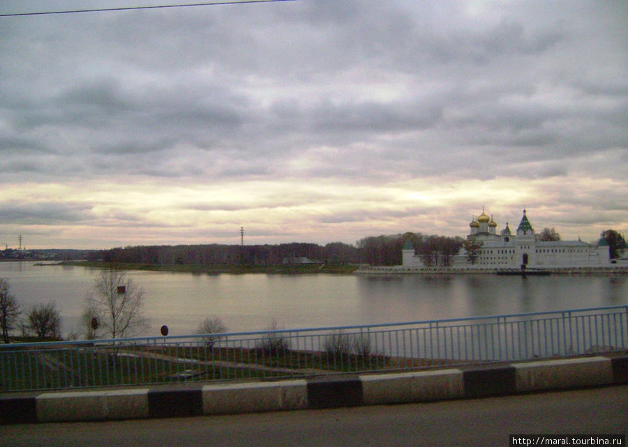 Своим именем город обязан реке Костроме. При впадении Костромы в Волгу находится Ипатьевский мужской монастырь (впервые упоминается в 1432 году) Кострома, Россия