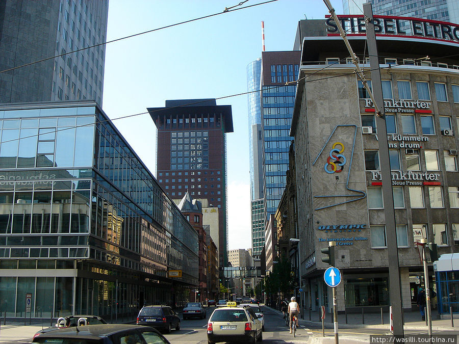 Neue Mainzer Str. Вдали слева Japan Bank. На крыше его есть смотровая площадка. Франкфурт-на-Майне, Германия