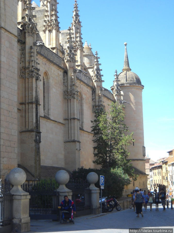 У парадного фасада Сеговия, Испания