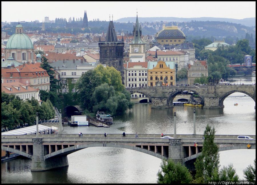 На переднем плане — Манесов мост, за ним узнаваемый Карлов мост Прага, Чехия