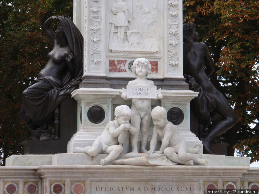 Деталь памятника Рафаэлю Урбино, Италия