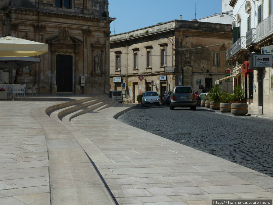Линии площади и главной улицы Остуни, Италия