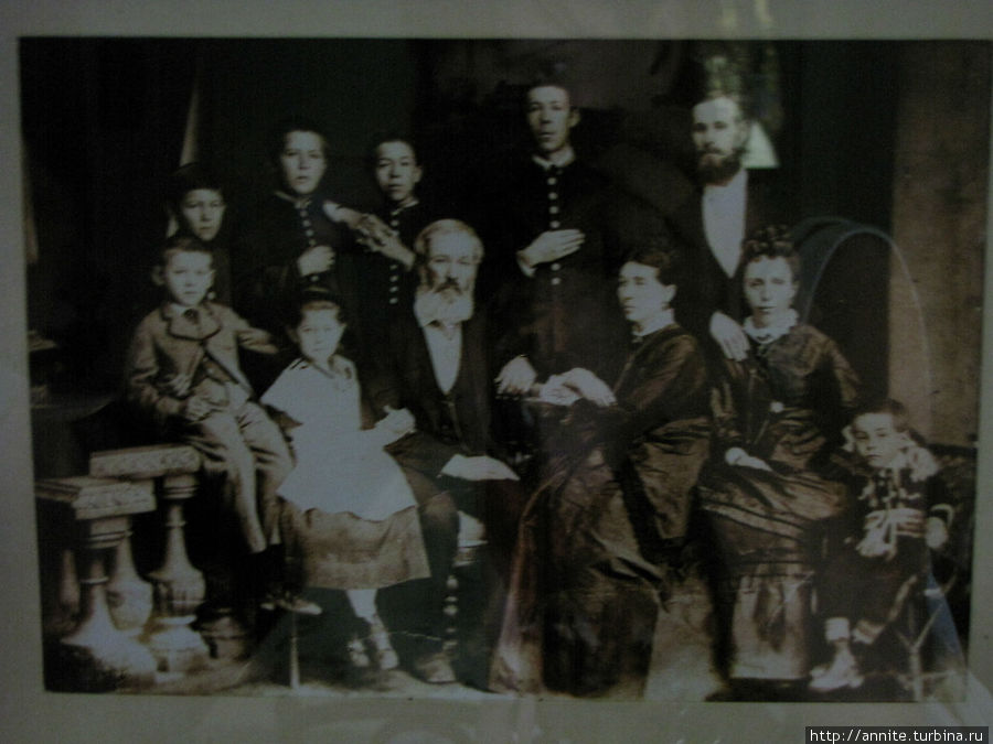 Фотография семьи Чеховых. Антон — второй слева во втором ряду, за сестрой Марией. Таганрог, Россия