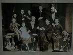Фотография семьи Чеховых. Антон — второй слева во втором ряду, за сестрой Марией.