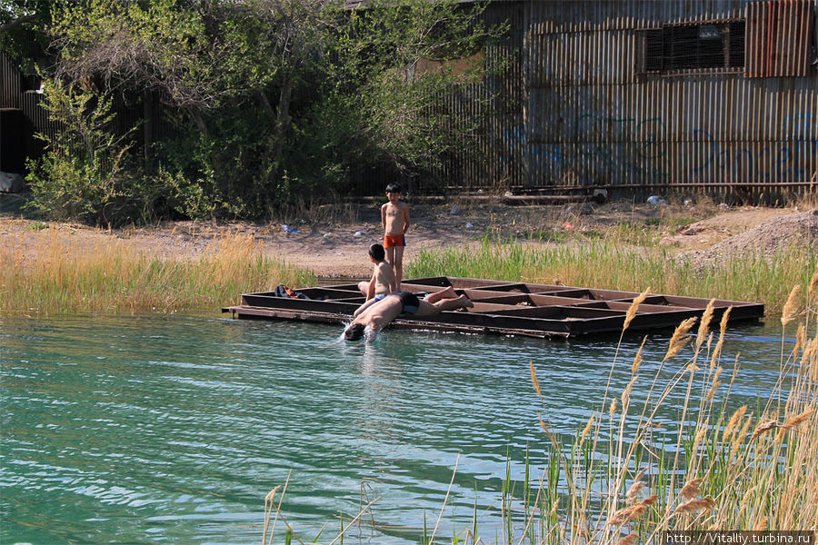 11. Дети уже вовсю купаются, температура воды примерно как на Иссык-Куле летом. Казахстан