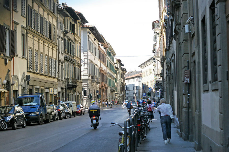 По-моему, Флоренция — самый приличный город Италии. Тут совсем нет мусора на улицах. Нет заброшенных страшных домов. Напротив, все улочки и домики как на картинке. Каждый домик, без исключения. Флоренция, Италия
