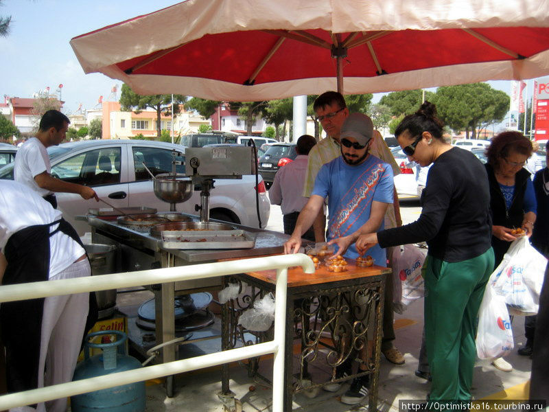 На открытии после реконструкции магазина Тансаш в мае 2011 года всех угощали вкусными шариками (как наши пончики) Дидим, Турция
