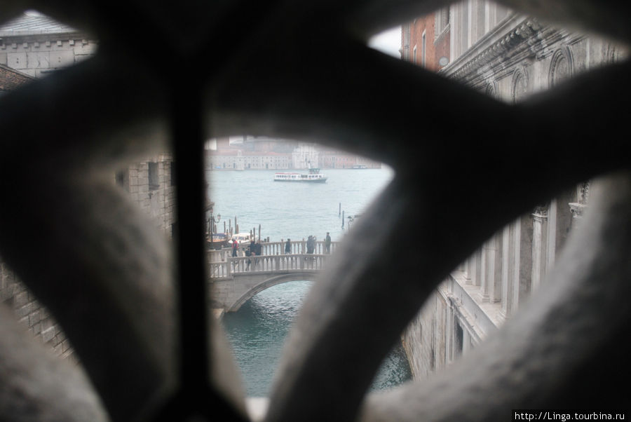Изнутри моста вздохов, ведущего из Дворца дожей в тюрьму. Венеция, Италия