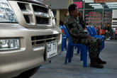Когда я прибыл на место, тайцев уже посадили в грузовик. Поэтому стулья пустуют.