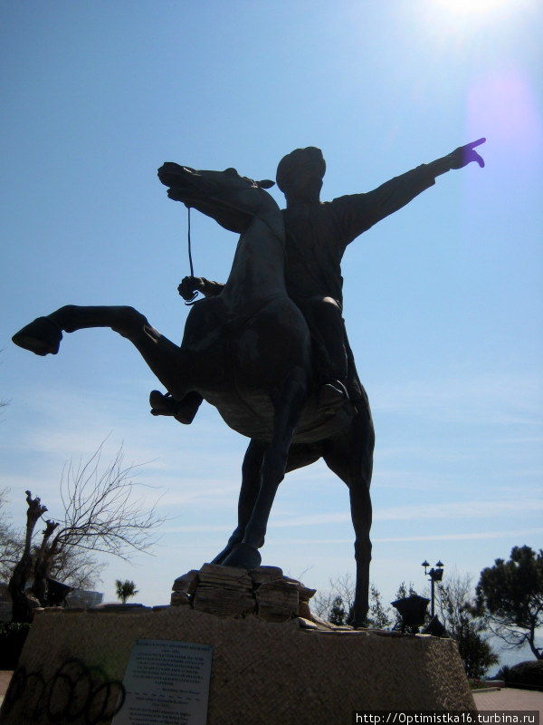 Памятник султану сельджуков Г. Кейхюсреву Анталия, Турция