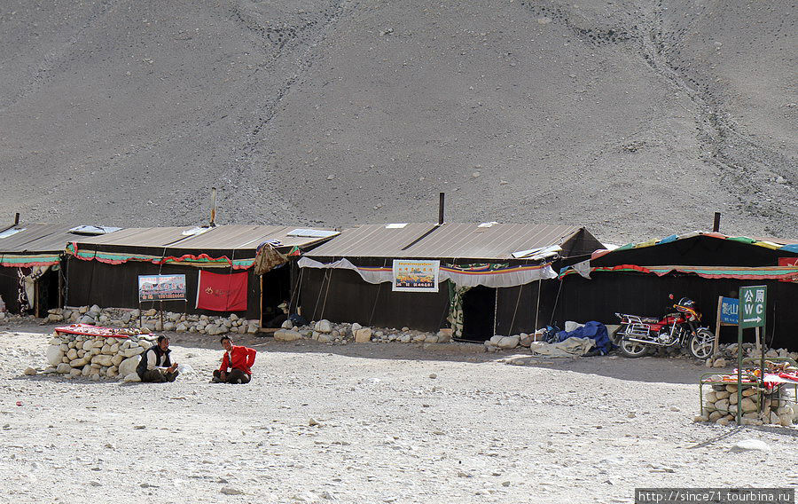 9. Палатки, под традиционные тибетские. Палатки просторные. Каждой весной база выстраивается заново, открыта только летом, а к началу холодов сворачивается и убирается до следующего сезона. Тибет, Китай