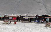 9. Палатки, под традиционные тибетские. Палатки просторные. Каждой весной база выстраивается заново, открыта только летом, а к началу холодов сворачивается и убирается до следующего сезона.
