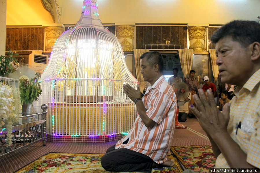 Молитва Будде в главной пагоде Монивы — Шве Сиен Кхон Монива, Мьянма
