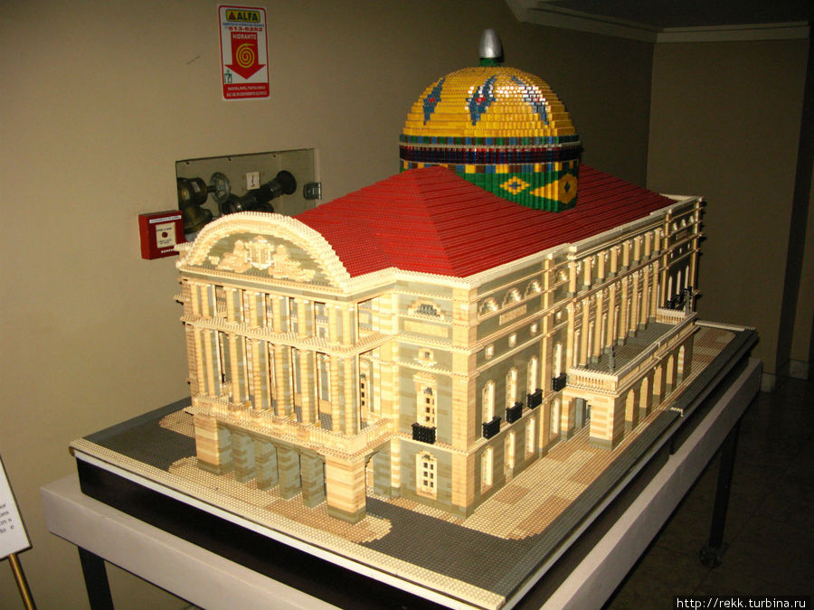 В музее театра стоит его макет, сделанный из какого то немыслимого количества деталек. Манаус, Бразилия