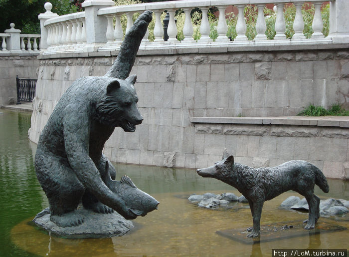 Скульптурная композиция на воде. Москва, Россия
