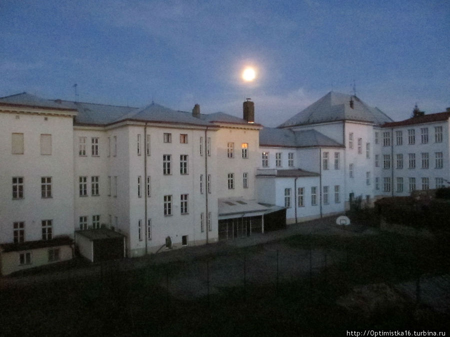 Вид из окна отеля на луну Кромержиж, Чехия