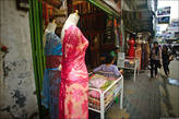 Если углубиться в переулки, роскошные магазины уступают место магазинам мусульманской моды.