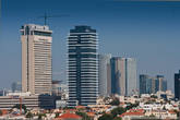 Высотки Тель-Авива. Вид со стороны старого Яффо. Левое здание — башня Мигдаль Шалом (полное Мигдаль Шалом Меир). Первый небоскреб Израиля.  До 1999 года в ней была смотровая площадка, но круглая башня Азриэли перетянула к себе посетителей и смотровую закрыли. В здании 34 этажа и высота его 142 метра. Когда его построили в 195 году это было самое высокое здание на Ближнем Востоке