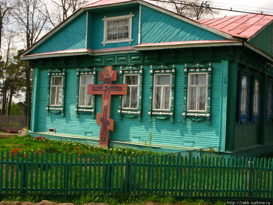Перед сельской церковкой стоит изба с большим крестом — живет священник, я полагаю. По крайней мере, если кто-то знает, почему тут крест — напишите Тимирязево, Россия