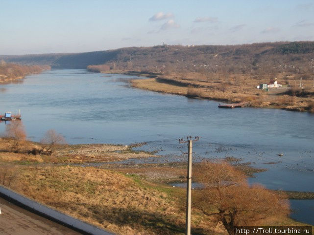 Вид на переправу межгосударственного значения, на том берегу ведь уже Украина Сороки, Молдова
