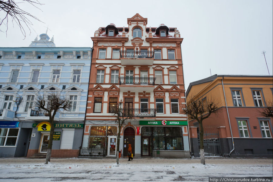 Некоторые здания отреставрированы, но таких примеров мало. Дом 1899 года обязательно нужно украсить жуткой зеленой вывеской, куда без этого. Калининградская область, Россия