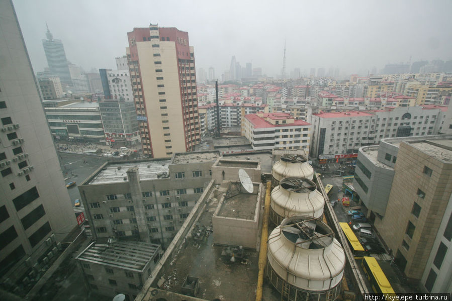 Вид на город из окна отеля Кунлун. Раннее утро. Густой туман или смог. Подобная мгла висит над центральным Китаем постоянно. Говорят, это промышленные выбросы, но я все же думаю, виновата высокая влажность. Харбин, Китай