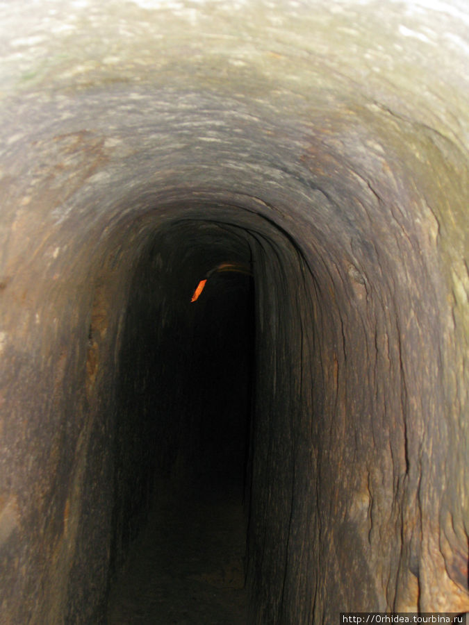 по преданию в пещерах Чернигова водится призрак, и иногда он появляется на фото этого тоннеля Чернигов, Украина