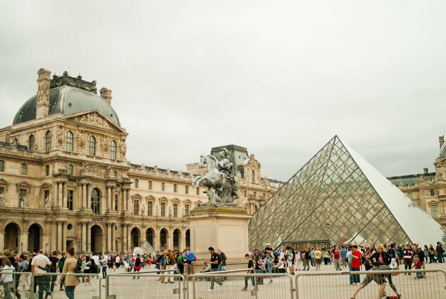 Бедные туристы. Они намереваются посмотреть все галереи Лувра зараз. Париж, Франция