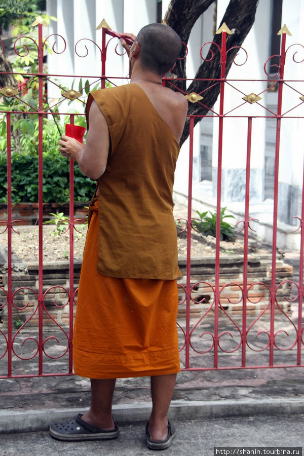 Вообще монахам работать не положено. Но очень хочется. Очень уж скучно. Бангкок, Таиланд