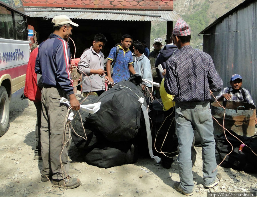 Разбор баулов Наяпул, Непал