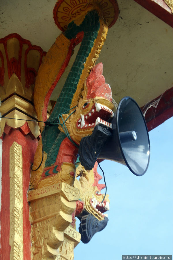 Громкоговоритель на храме Пхонсаван, Лаос