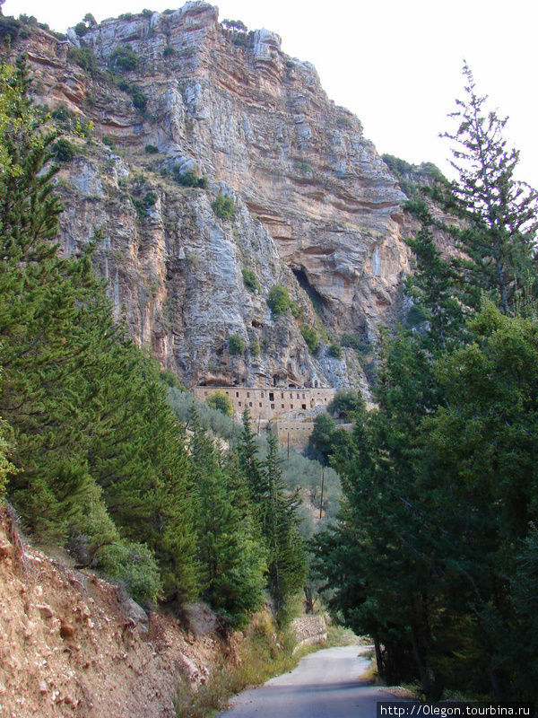 Монастырь построен прямо на скалах Долина Кадиша, Ливан
