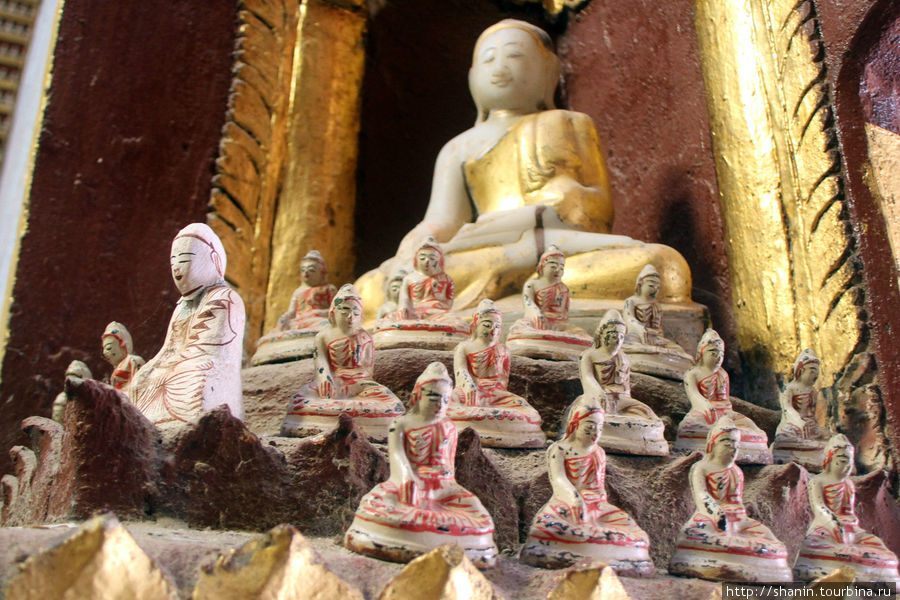 Статуи заросли паутиной Монива, Мьянма