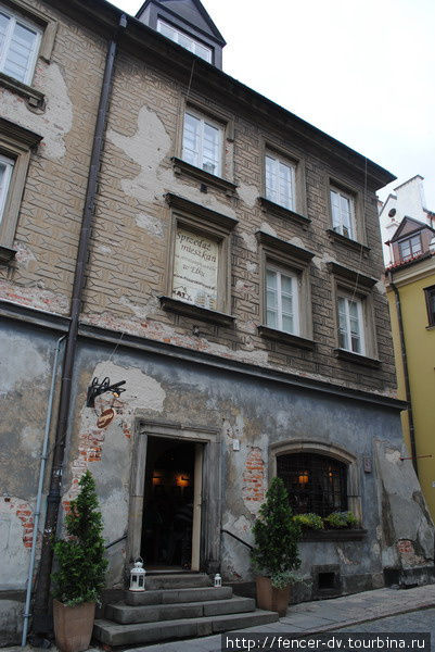 К сожалению встречаются и запущенные фасады. А может так и задумано для колорита. Варшава, Польша