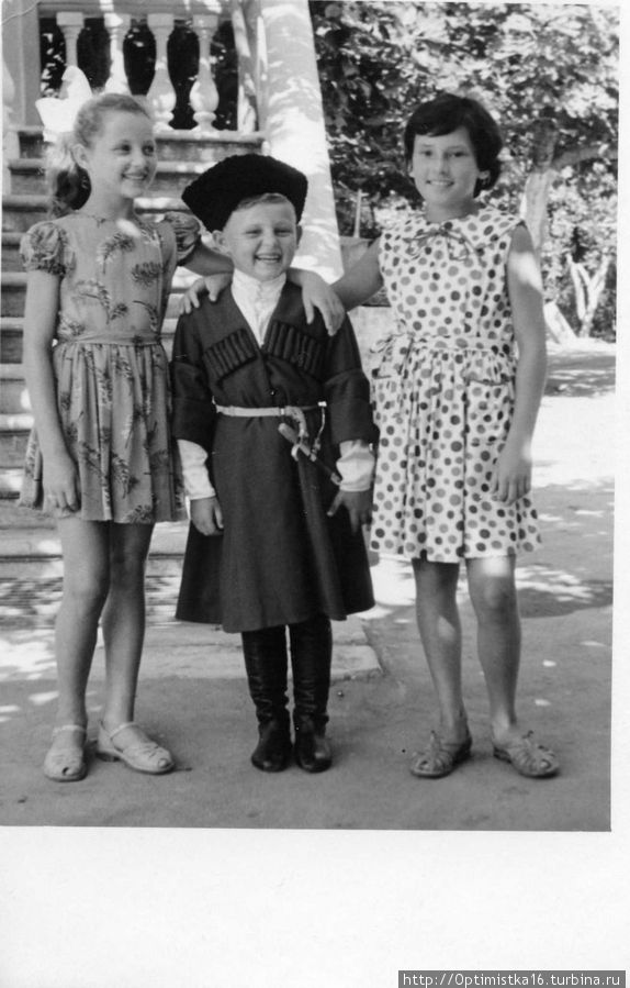 Я в Абхазии в 1961 году с приемными русскими детьми грузинской семьи, у которой мы снимали комнату. Сухум, Абхазия