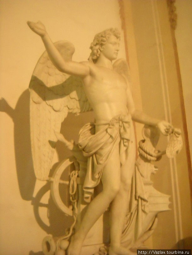 Статуя в холле