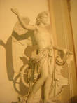 Статуя в холле