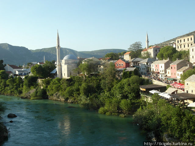 Вид на восточную часть города со старого моста. Мостар, Босния и Герцеговина