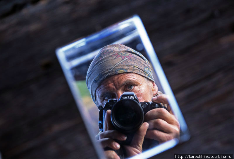 Автопортрет в зеркале, которое висело на стене избы. Хабаровский край, Россия