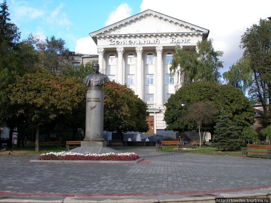 Памятник М.Коцюбинскому перед Земельным банком. Харьков, Украина