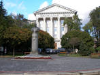 Памятник М.Коцюбинскому перед Земельным банком.